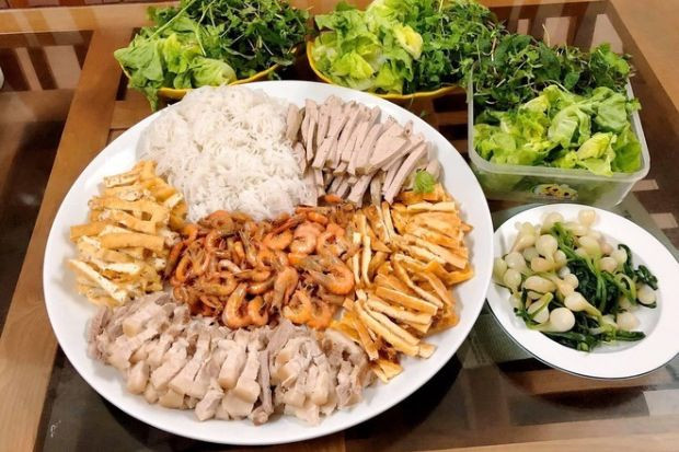 Nguyên liệu làm cuốn hành Thủy Nguyên sau khi được sơ chế cẩn thận